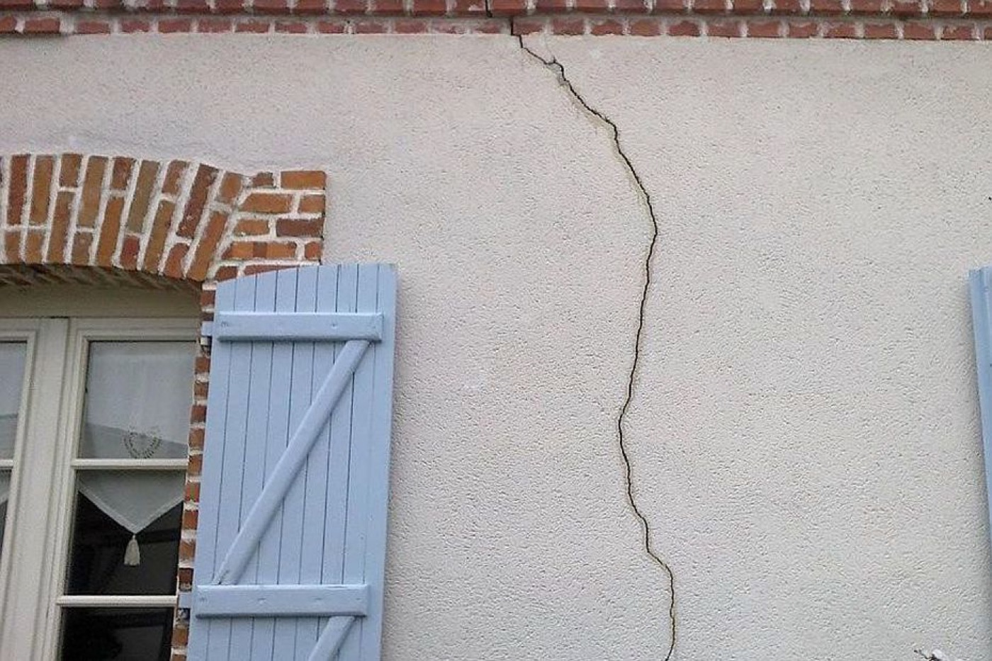 Fissures évolutives sur façade